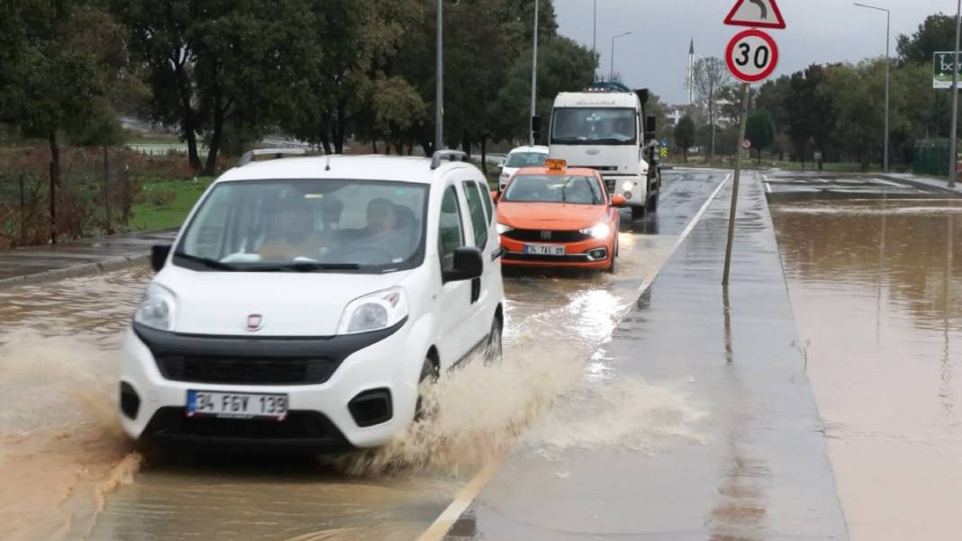 İstanbul'da sağanak sele dönüştü: İstinat duvarı çöktü, yollar göle döndü... 12